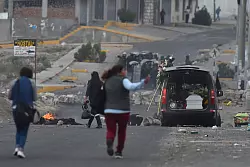 Auch in Arequipa im S&uuml;den Perus kam es zu Zusammenst&ouml;&szlig;en zwischen Sicherheitskr&auml;ften und Regierungsgegnern. - &copy; Jose Sotomayor/AP/dpa