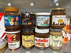 Gl&auml;ser mit verschiedenen Nuss-Nougat-Aufstrichen in einem italienischen Supermarkt. - &copy; Christoph Sator/dpa