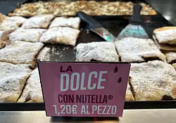 Pizza mit Nuss-Nougat-Aufstrich in einer italienischen B&auml;ckerei. - &copy; Christoph Sator/dpa