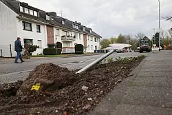 Ein Schild liegt nach einem Unwetter in Korschenbroich auf einer Stra&szlig;e. - &copy; David Young/dpa