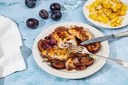Herzhaft und gleichzeitig fruchtig schmecken die Involtini aus Hähnchenbrust, Parmaschinken und Parmesan auf einem Pflaumen-Ragout. - © Ariane Bille/BVEO/dpa-tmn