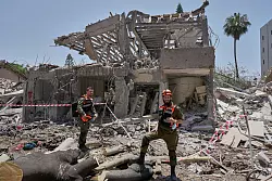 Die iranischen Gegenangriffe richteten schwere Schäden an. - © Bernat Armangue/AP/dpa