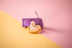 Ein Kondom sch&uuml;tzt nicht nur vor Krankheiten und ungewollten Schwangerschaften - es kann auch die Ejakulation verz&ouml;gern. - &copy; Christin Klose/dpa-tmn