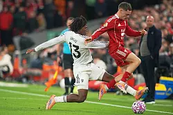 Kam gegen Manchester United erneut nur von der Bank: Liverpools Florian Wirtz (r). - © Ian Hodgson/AP/dpa