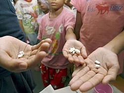 Von den HIV-infizierten Kindern erhalten nur gut die H&auml;lfte moderne Medikamente. (Archivbild) - &copy; epa Rungroj Yongrit/epa/dpa