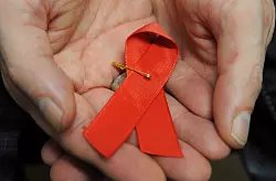 Dir rote Schleife ist ein Symbol der Solidarit&auml;t mit HIV-Positiven und Aids-Kranken.(Archivbild) - &copy; Arne Dedert/dpa