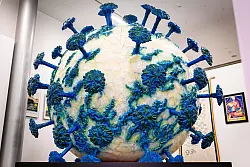 Der Virennachbau ist gr&ouml;&szlig;er als ein Mensch und zeigt die Struktur von HIV. (Archivbild) - &copy; Moritz Frankenberg/dpa