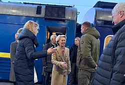 Kündigt in Kiew weitere Unterstützung für die Ukraine an: Kommissionspräsidentin Ursula von der Leyen. - © Ansgar Haase/ENR Pool/dpa