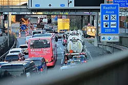 Nach der kurzfristigen Sperrung kam es im Berufsverkehr zu langen Staus. - &copy; Sebastian Gollnow/dpa