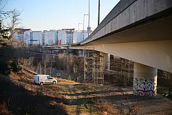 Die Autobahnbr&uuml;cke f&uuml;hrt &uuml;ber die Berliner Ringbahn. Der S-Bahnverkehr ist von der Sperrung aber vorerst nicht betroffen. - &copy; Sebastian Gollnow/dpa