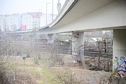 Der Riss in der Autobahnbr&uuml;cke war vor wenigen Wochen entdeckt worden - nun folgte die Vollsperrung der Br&uuml;cke. - &copy; Sebastian Gollnow/dpa