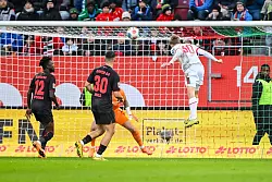 Anton Kade beweist für den FC Augsburg Köpfchen. - © Harry Langer/dpa