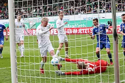 Torschütze zum 2:1, Jomaine Consbruch. - © Daniel Löb/dpa