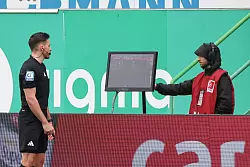 Stand mit Durchsagen auch im Fokus: Schiedsrichter Tom Bauer. - © Daniel Löb/dpa