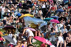 Vor dem vorletzten Konzert von Superstar Taylor Swift harrten die Fans stundenlang bei Hitze vor dem Olympiastadion in M&uuml;nchen aus. - &copy; Felix H&ouml;rhager/dpa