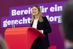 Clara Bünger, Bundestagsabgeordnete der Gruppe Die Linke, beschäftigt sich seit Jahren mit Flüchtlingspolitik. - © Jürgen Lösel/dpa