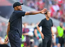 Dirigent am Spielfeldrand: Vincent Kompany. - © Sven Hoppe/dpa