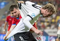 Nick Woltemade wurde immer wieder hart attackiert. - © Martin Baumann/TASR/dpa