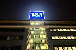 1&1-Logo an der Firmenzentrale in Montabaur (Rheinland-Pfalz) - das Unternehmen ist der vierte deutsche Handynetzbetreiber. - © Wolf von Dewitz/dpa