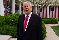 Trump hat seine handelspolitische Drohung wahr gemacht. - © Evan Vucci/AP/dpa