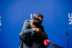 Herzliche Umarmung: der ukrainische Au&szlig;enminister Dmytro Kuleba und sein spanischer Amtskollege Jos&eacute; Manuel Albares in Toledo. - &copy; Mateo Lanzuela/EUROPA PRESS/dpa