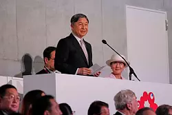 Auch Japans Kaiser Akihito nahm an der Er&ouml;ffnungsfeier f&uuml;r die Expo teil. - &copy; Hiro Komae/AP/dpa