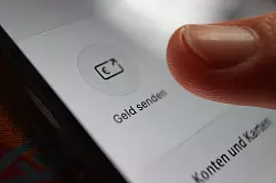 Wer Wero nutzt, braucht im Unterschied zu einer herk&ouml;mmlichen &Uuml;berweisung nicht die Kontonummer des Empf&auml;ngers, sondern kann Geld in Echtzeit an eine Handynummer oder E-Mail-Adresse senden. (Symbolbild) - &copy; Karl-Josef Hildenbrand/dpa