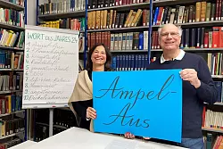 Der Vorstandsvorsitzende Peter Schlobinski (r) und die Geschäftsführerin Andrea-Eva Ewels der Gesellschaft für deutsche Sprache in Wiesbaden stellen das Wort des Jahres 2024 vor: «Ampel-Aus». - © Jens Albes/dpa