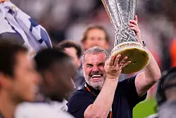 Mit Postecoglou gewann Tottenham erstmals seit 17 Jahren wieder eine Trophäe. - © Manu Fernandez/AP/dpa