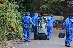 Arbeiter reinigen nach einem Brand in Hamm die Umgebung von asbesthaltigen R&uuml;ckst&auml;nden. (Archivbild) - &copy; Bernd Thissen/dpa