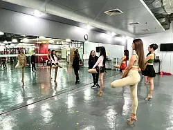 Auf 17 Zentimeter hohen Plateauschuhen zu stehen und zu gehen, das will gelernt sein. - &copy; Carola Frentzen/dpa