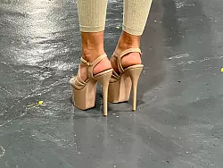 Die High Heels, auf denen trainiert wird, sind 17 Zentimeter hoch. - &copy; Carola Frentzen/dpa