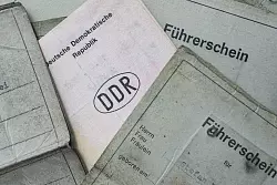 Alte Lappen ausrangiert: F&uuml;hrerscheine in der EU m&uuml;ssen nach gestaffelten Fristen umgetauscht werden. - &copy; Wolfram Kastl/dpa/dpa-tmn