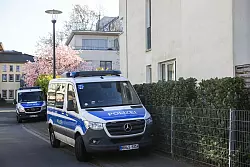 Mehr als 30 Wohn- und Gewerbeobjekte haben Einsatzkräfte im Kampf gegen organisierte Kriminalität in mehreren europäischen Ländern durchsucht. - © Oliver Berg/dpa