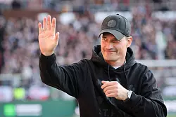 Gute Laune vor dem Spiel: FC St. Paulis Trainer Alexander Blessin. - © Christian Charisius/dpa