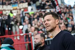 Bleibt mit seinem Team am FC Bayern dran: Leverkusens Trainer Xabi Alonso. - © Christian Charisius/dpa