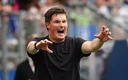 Musste vor dem ersten Sieg bange Minuten überstehen: HSV-Trainer Merlin Polzin - © Christian Charisius/dpa