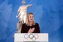 Zu Tränen gerührt: IOC-Präsdidentin Kirsty Coventry bei der Entzündung des olympischen Feuers. - © Thanassis Stavrakis/AP/dpa