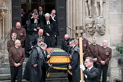 Den Trauergottesdienst feierte der frühere Vorsitzende des Rats der Evangelischen Kirche in Deutschland (EKD), Heinrich Bedford-Strohm. - © Daniel Vogl/dpa