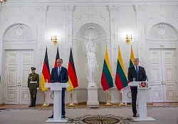 Merz sagt, die Sicherheit der baltischen Verbündeten sei auch Deutschlands Sicherheit. - © Michael Kappeler/dpa