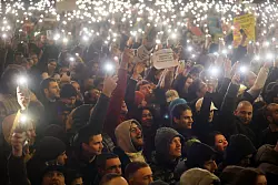 Zehntausende Menschen forderten den Rücktritt der prowestlichen Regierung in Bulgarien. Die Protestwelle in dem EU-Land begann mit Demonstrationen gegen den Haushaltsentwurf für 2026. - © Valentina Petrova/AP/dpa
