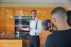 Nach seinem Start Anfang 2023 hat «Mr. Unreal Estate» auf Instagram inzwischen 240.000 Follower. - © Joerg Carstensen/dpa