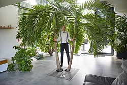 Bei «Mr. Unreal Estate» ist der Name Programm - in Berlin, München oder Hamburg führt Sandhowe durch «unwirkliche» Häuser und Wohnungen. - © Joerg Carstensen/dpa