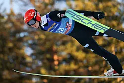 Karl Geiger kommt in Innsbruck besser zurecht als Wellinger. - &copy; Daniel Karmann/dpa