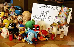 In der Marienkirche in G&uuml;strow erinnern Pl&uuml;schtiere und Grablichter an den get&ouml;teten Fabian. - &copy; Bernd W&uuml;stneck/dpa