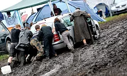 Kräftig schieben, bitte: Auf Festivals gehört es zum guten Ton, dass sich Camper untereinander helfen. - © Daniel Reinhardt/dpa/dpa-tmn