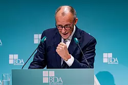 Merz zeigt sich kämpferisch. - © Fabian Sommer/dpa