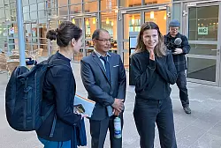 Die Klimaaktivistin Luisa Neubauer (r) war nach Hamm gekommen, um den Kläger Saúl Lliuya zu unterstützen. - © Helge Toben/dpa