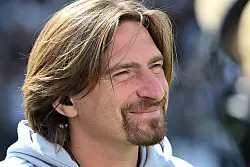 Elversbergs Trainer Vincent Wagner: Die langen Haare sind inzwischen ab. (Archivbild) - © Harald Tittel/dpa
