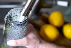 Heute schon genug getrunken? Mit einer Flasche Wasser in Sichtweite f&auml;llt das leichter. - &copy; Monika Skolimowska/dpa/dpa-tmn